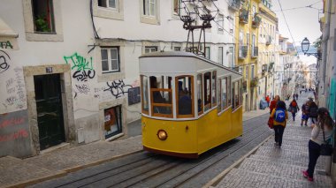 Ascensor da Bica, Bairro Alto, Lizbon için çıkılan en güzel füniküler. Portekiz                               