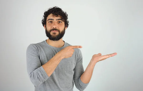 Hombre Guapo Moreno Con Barba Pelo Rizado Mostrando Dirección Señalando — Foto de Stock