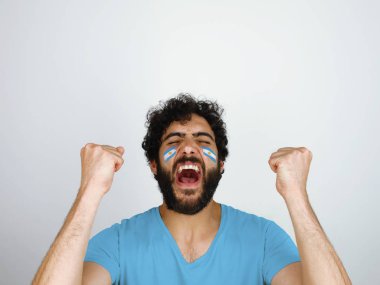 Takımının zaferi kutluyor çığlık hayran. Arjantin makyaj yüzünde ve mavi t-shirt bayrağı olan adam.                                