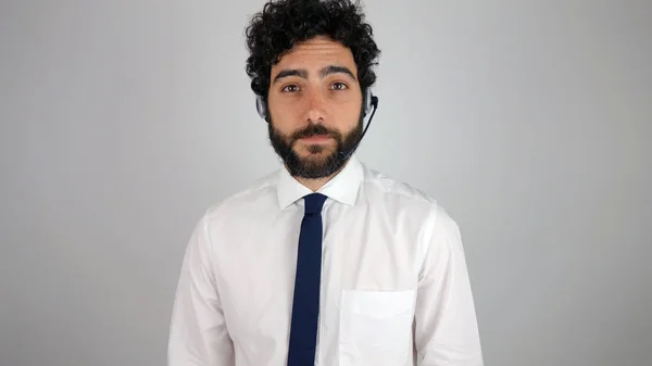 Gutaussehender Berater Eines Callcenters Mit Kopfhörern Auf Grauem Hintergrund Jung — Stockfoto