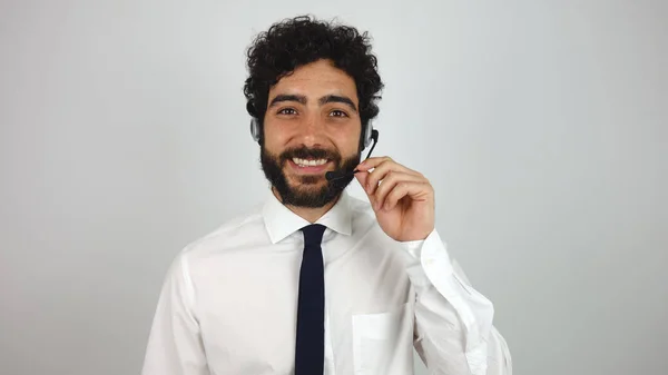 Όμορφος Σύμβουλος Του Κέντρου Κλήσης Στα Ακουστικά Γκρι Φόντο Νέοι — Φωτογραφία Αρχείου