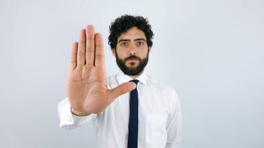 Yakışıklı adam beyaz gömlek ve kravat dur işareti gri arka plan üzerinde gösterilen portresi