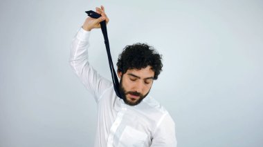 Genç iş adamı kravatla asılı. Umutsuzluk jesti.