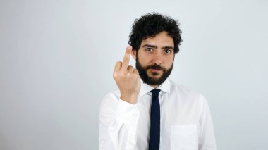 Canın cehenneme. Parmak vererek forması ile esmer yakışıklı.