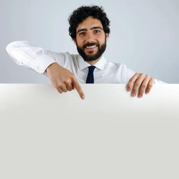 Hombre Guapo Con Una Expresión Sonriente Sosteniendo Una Pancarta Blanco — Foto de Stock