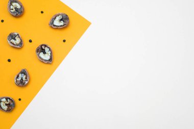 Deli ve tohum yapılmış yaratıcı ve minimal sonbahar düzeni. Pastel arka plan, sarı ve beyaz. Düz yatıyordu üstten görünüm. Uzay kopyalayın. Kenarlık düzenleme.