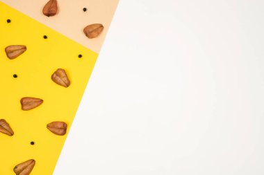 Yaratıcı ve çok az sonbahar yerleşimi. Kuru yaprak ve tohum pastel arka plan, sarı, koyu sarı ve beyaz. Düz yatıyordu üstten görünüm. Uzay kopyalayın. Kenarlık düzenleme.