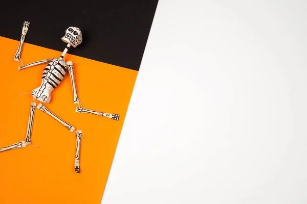Creatieve Minimale Halloween Lay Out Skelet Oranje Wit Zwart Papier — Stockfoto