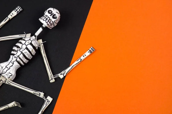 Creatieve Minimale Halloween Lay Out Skelet Oranje Zwart Papier Achtergrond — Stockfoto