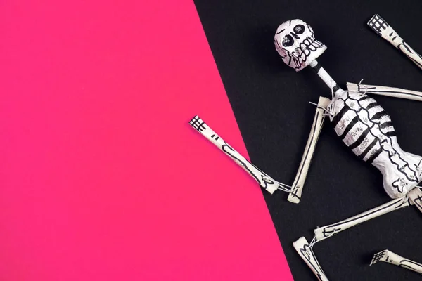 Creatieve Minimale Halloween Lay Out Skelet Roze Zwart Papier Achtergrond — Stockfoto