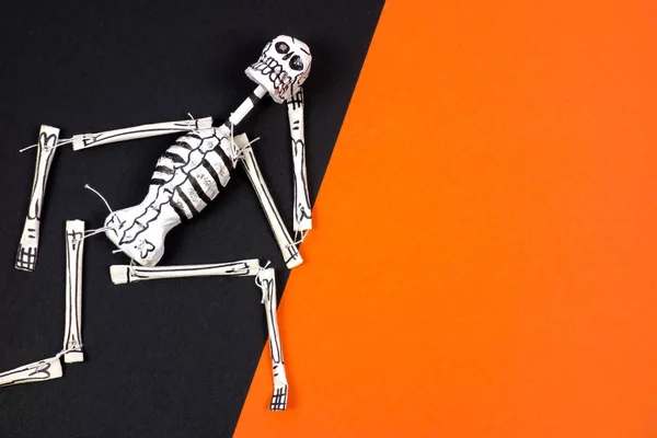 Creatieve Minimale Halloween Lay Out Skelet Oranje Zwart Papier Achtergrond — Stockfoto