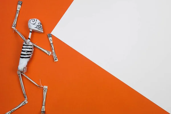 Diseño Creativo Mínimo Halloween Esqueleto Sobre Fondo Papel Naranja Blanco — Foto de Stock
