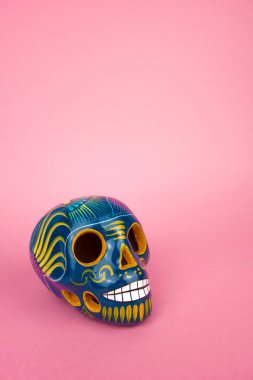 Ölü ya da Cadılar Bayramı yaratıcı ve minimal günün düzeni. Kafatası pembe Kağıt arka plan üzerinde. Düz yatıyordu önden görünüm. Kopya alanı.