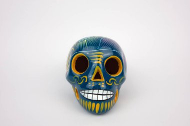 Ölü ya da Cadılar Bayramı günün düzeni. Beyaz arka plan üzerinde izole kafatası. Düz yatıyordu önden görünüm. Kopya alanı