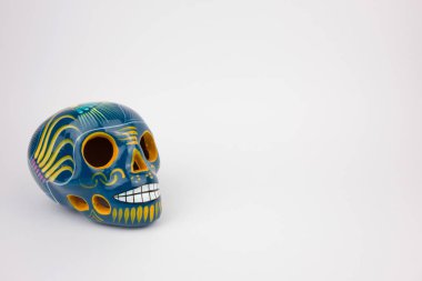 Ölü ya da Cadılar Bayramı günün düzeni. Beyaz arka plan üzerinde izole kafatası. Düz yatıyordu önden görünüm. Kopya alanı