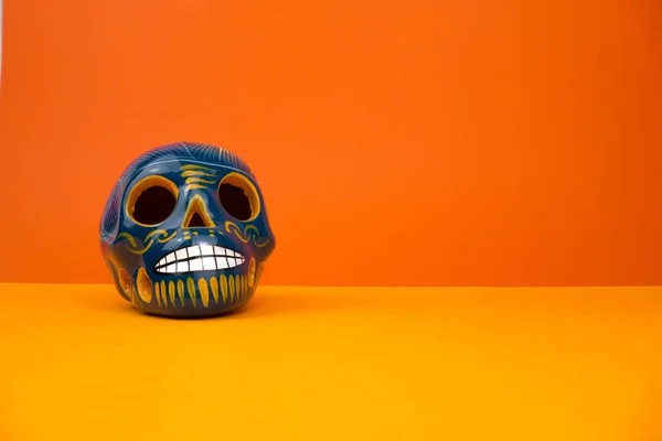 Layout Creativo Minimale Day Dead Halloween Teschio Sfondo Arancione Posa — Foto Stock