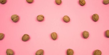 Yaratıcı sonbahar düzeni. Kurutulmuş yaprakları sarı zemin üzerine. Kenarlık düzenleme. Düz yatıyordu üstten görünüm. Kopya alanı.