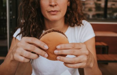  Ona hamburger menü bir çanta içinde olan genç kadın