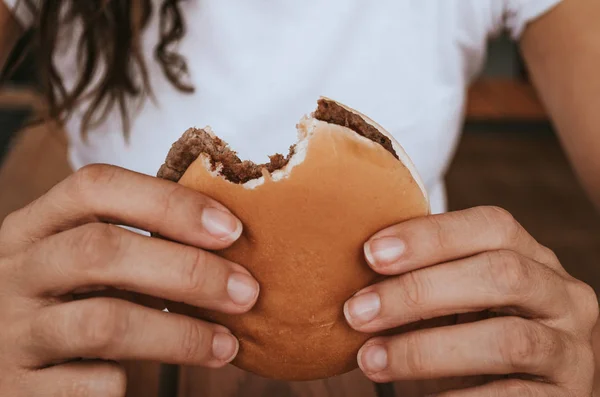 Молода Дівчина Тримає Бургер Швидкого Харчування Голодна Жінка Гамбургерним Видом — стокове фото