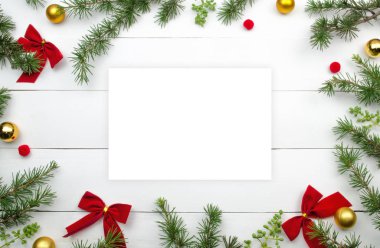 Yaratıcı Noel düzeni. Köknar twigs, kırmızı kurdele ve altın top. Beyaz tahta arka plan beyaz kopya alanı. Kenarlık düzenleme. Düz yatıyordu üstten görünüm. 