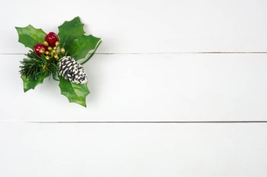 Yaratıcı Noel düzeni. Köknar twigs, süper ve ökseotu Noel centerpiece. Beyaz tahta arka plan beyaz kopya alanı. Düz yatıyordu üstten görünüm. 