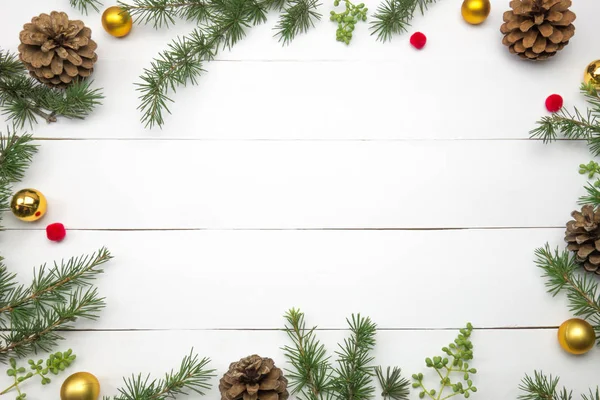 Yaratıcı Noel düzeni. Köknar twigs, pinecones ve altın top. Beyaz tahta arka plan beyaz kopya alanı. Kenarlık düzenleme. Düz yatıyordu üstten görünüm. 