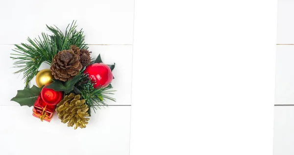 Creative Christmas Layout Christmas Centerpiece Fir Twigs Pinecone Mistletoe White — Stock Photo, Image