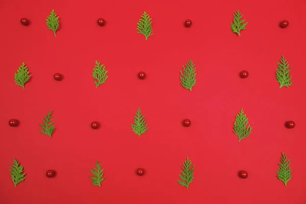 크리에이 크리스마스 레이아웃입니다 창의적이 최소한의 크리스마스 패턴입니다 전나무와 공입니다 배경입니다 — 스톡 사진