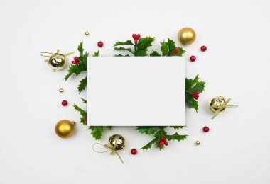 Yaratıcı Noel düzeni. Ökseotu, jingle çan ve beyaz arka plan whit kopya alanı üzerinde altın topları. Düz lay üst görünüm.