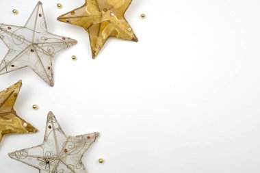 Yaratıcı Noel düzeni. Beyaz arka plan beyaz üzerinde dekoratif yıldız alanı kopyalayın. Kenarlık düzenleme. Düz yatıyordu üstten görünüm.