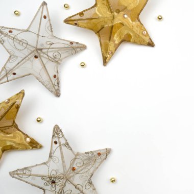 Yaratıcı Noel düzeni. Beyaz arka plan beyaz üzerinde dekoratif yıldız alanı kopyalayın. Kenarlık düzenleme. Düz yatıyordu üstten görünüm.