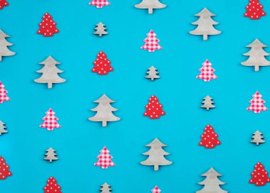 Yaratıcı ve minimal Noel desen Noel ağaçlarının yaptı. Mavi arka plan. Düz yatıyordu üstten görünüm.