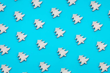 Yaratıcı ve minimal Noel desen ahşap Noel ağaçlarının yaptı. Mavi arka plan. Düz yatıyordu üstten görünüm.