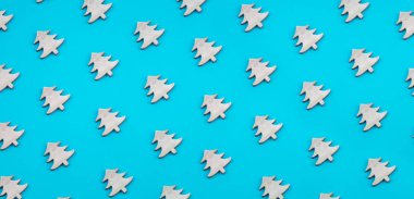 Yaratıcı ve minimal Noel desen ahşap Noel ağaçlarının yaptı. Mavi arka plan. Düz yatıyordu üstten görünüm.