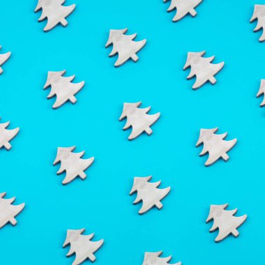 Yaratıcı ve minimal Noel desen ahşap Noel ağaçlarının yaptı. Mavi arka plan. Düz yatıyordu üstten görünüm.