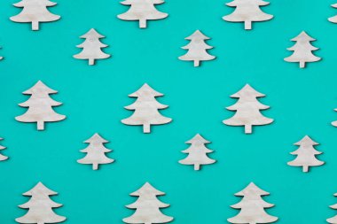 Yaratıcı ve minimal Noel desen ahşap Noel ağaçlarının yaptı. Yeşil arka plan. Düz yatıyordu üstten görünüm.