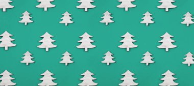 Yaratıcı ve minimal Noel desen ahşap Noel ağaçlarının yaptı. Yeşil arka plan. Düz yatıyordu üstten görünüm.