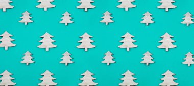 Yaratıcı ve minimal Noel desen ahşap Noel ağaçlarının yaptı. Yeşil arka plan. Düz yatıyordu üstten görünüm.