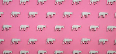 Yaratıcı ve minimal desen koyun yaptı. Pembe bir arka plan. Düz yatıyordu üstten görünüm.