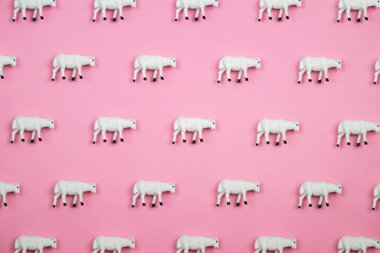 Yaratıcı ve minimal desen koyun yaptı. Pembe bir arka plan. Düz yatıyordu üstten görünüm.