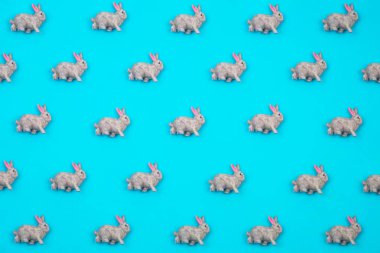 Yaratıcı ve minimal desen tavşan yaptı. Mavi arka plan. Düz yatıyordu üstten görünüm.