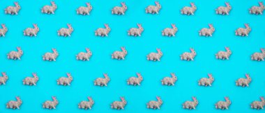 Yaratıcı ve minimal desen tavşan yaptı. Mavi arka plan. Düz yatıyordu üstten görünüm.