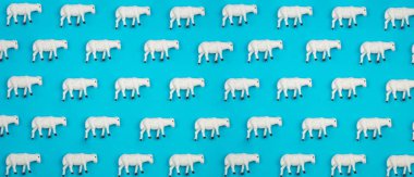 Yaratıcı ve minimal desen koyun yaptı. Mavi arka plan. Düz yatıyordu üstten görünüm.