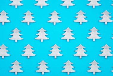 Yaratıcı ve minimal Noel desen ahşap Noel ağaçlarının yaptı. Mavi arka plan. Düz yatıyordu üstten görünüm.