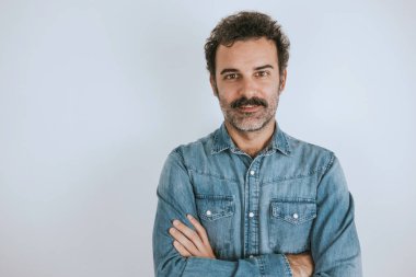 Brown, gülümseyen, kot pantolon bıyıklı yakışıklı adam portresi 