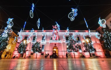 Granada, İspanya - 18 Aralık 2018: Belediye Binası Granada Carmen Square, Andalusia. Sokak beyaz Noel ışıkları dekore edilmiş