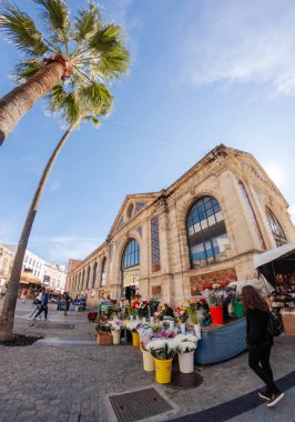 Bir Jerez de la Frontera, İspanya - 1 Aralık 2018: insanlar ziyaret ve alışveriş Mercado Merkez de Abastos, gıda pazarı