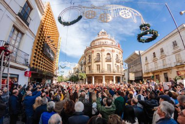 Bir Jerez de la Frontera, İspanya - 1 Aralık 2018: tarihi merkez şehir manzaralı, ikonik bina şehir, Edificio Gallo Azul ile tipik zambombas: Flamenko Noel şarkıları.