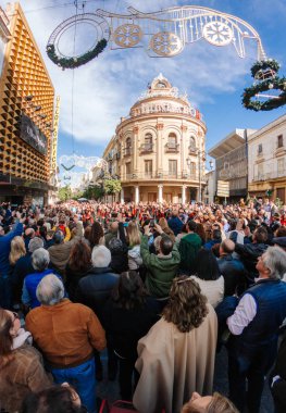 Bir Jerez de la Frontera, İspanya - 1 Aralık 2018: tarihi merkez şehir manzaralı, ikonik bina şehir, Edificio Gallo Azul ile tipik zambombas: Flamenko Noel şarkıları.