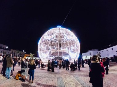 Bir Jerez de la Frontera, İspanya - 1 Aralık 2018: büyük Noel top Meydanı Carmen, Andalusia. Sokak beyaz Noel ışıkları dekore edilmiş